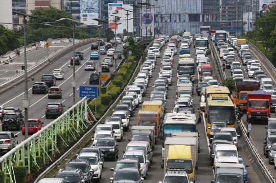 Libur panjang, ratusan kendaraan terjebak macet di Tol Dalam Kota