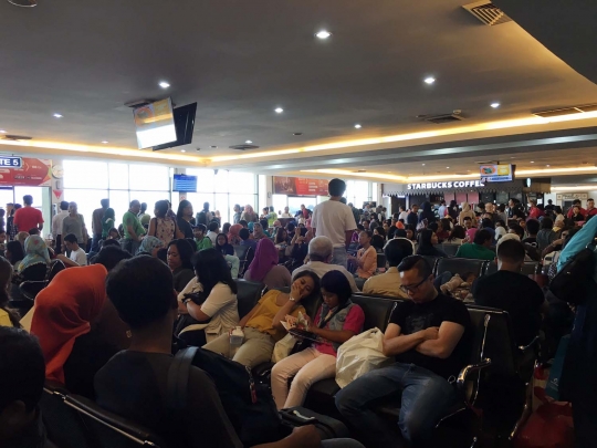 Ratusan calon penumpang membeludak di Bandara Halim Perdanakusuma