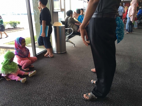 Ratusan calon penumpang membeludak di Bandara Halim Perdanakusuma