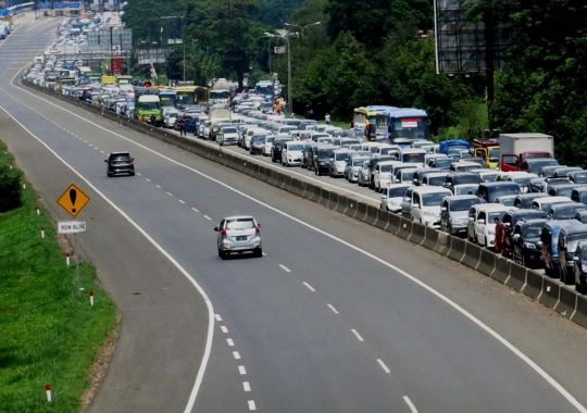 Penampakan ribuan kendaraan arah Puncak terjebak macet