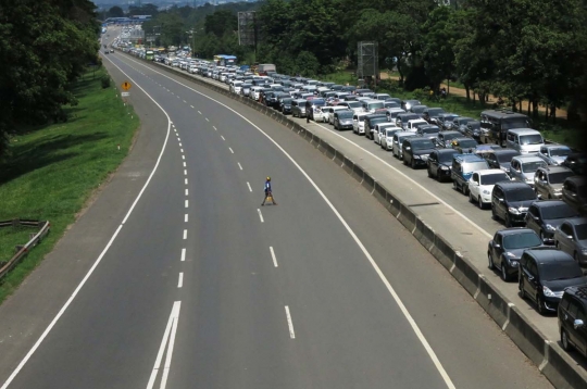 Penampakan ribuan kendaraan arah Puncak terjebak macet