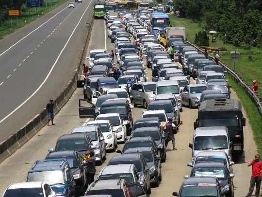 Penampakan ribuan kendaraan arah Puncak terjebak macet