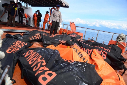 Suasana dramatis evakuasi korban tenggelam KM Marina