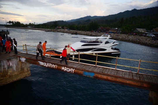 Suasana dramatis evakuasi korban tenggelam KM Marina