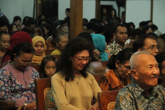 Ini momen saat mahasiswa UIN Yogya ikut ibadah malam Natal