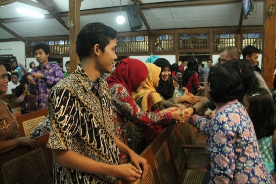 Ini momen saat mahasiswa UIN Yogya ikut ibadah malam Natal