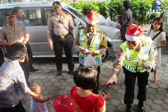 Aksi polisi bertopi Sinterklas di Kediri bagikan 15 ribu permen