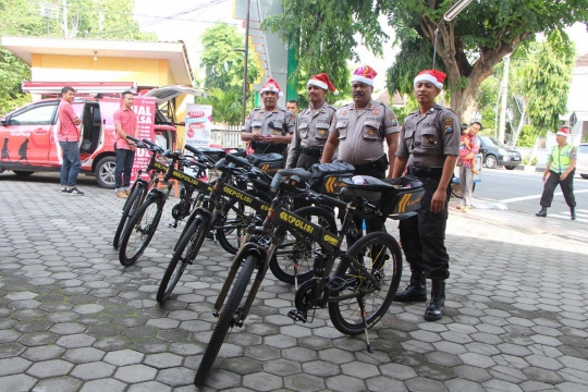 Aksi polisi bertopi Sinterklas di Kediri bagikan 15 ribu permen