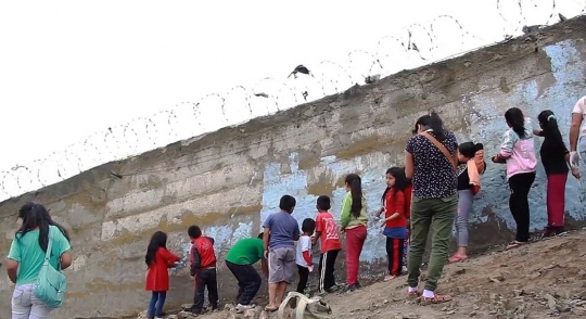 Ini tembok pemisah si kaya dan si miskin di Peru