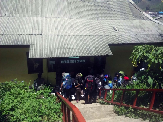 Libur panjang, pendaki Gunung Semeru membeludak di Ranupani