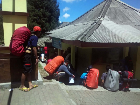 Libur panjang, pendaki Gunung Semeru membeludak di Ranupani