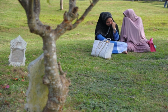 Tangis doa keluarga mengenang 11 tahun Tsunami Aceh