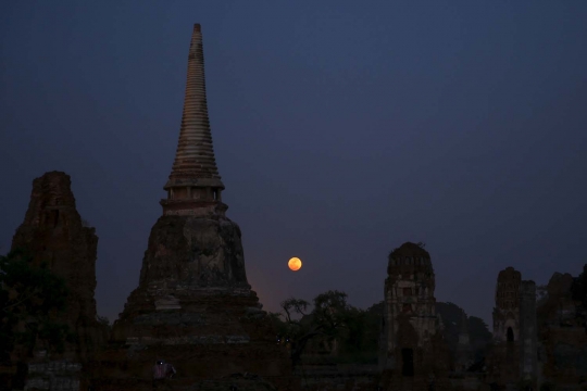 Fenomena kepala Buddha menyatu dengan pohon di Wat Mahathat