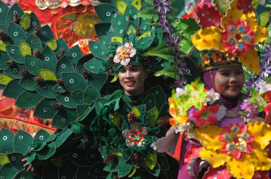 Kemeriahan parade budaya jelang Festival Iraw Tengkayu