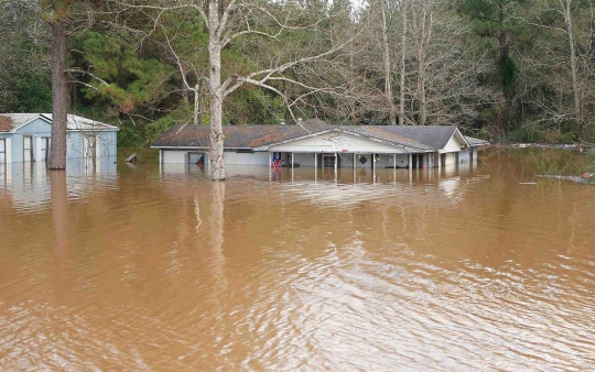 Banjir bandang tenggelamkan rumah-rumah di negara bagian AS ini