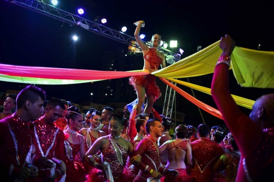 Aksi penari salsa seksi panaskan suasana malam Kolombia