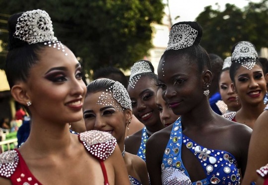 Aksi penari salsa seksi panaskan suasana malam Kolombia