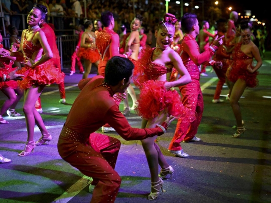 Aksi penari salsa seksi panaskan suasana malam Kolombia
