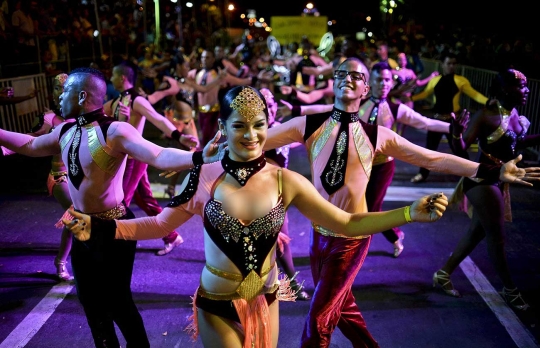 Aksi penari salsa seksi panaskan suasana malam Kolombia