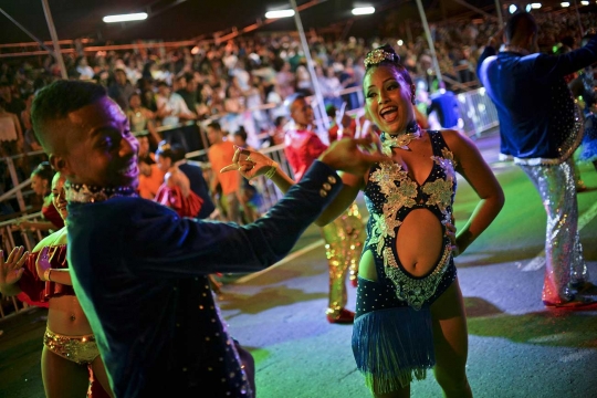 Aksi penari salsa seksi panaskan suasana malam Kolombia