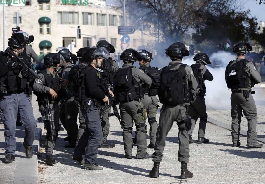 Demo pemerintah Israel, warga sipil Palestina ditembaki gas air mata