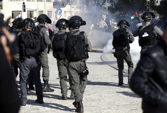 Demo pemerintah Israel, warga sipil Palestina ditembaki gas air mata