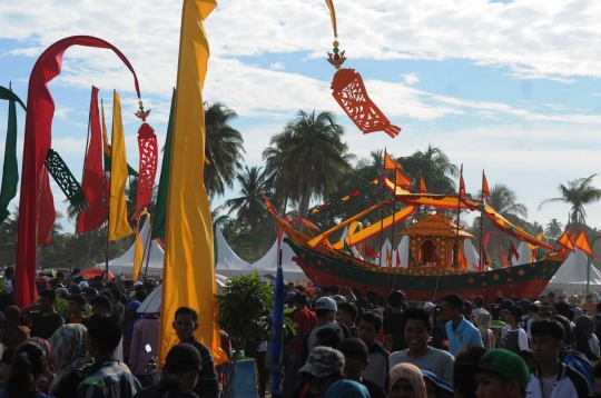 Tradisi pelepasan Padaw Tuju Dulung di Festival Iraw Tengkayu