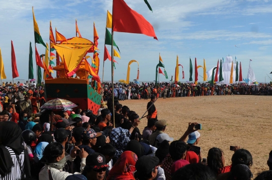 Tradisi pelepasan Padaw Tuju Dulung di Festival Iraw Tengkayu