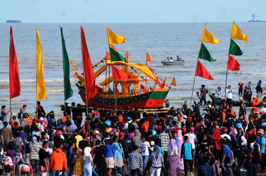 Tradisi pelepasan Padaw Tuju Dulung di Festival Iraw Tengkayu