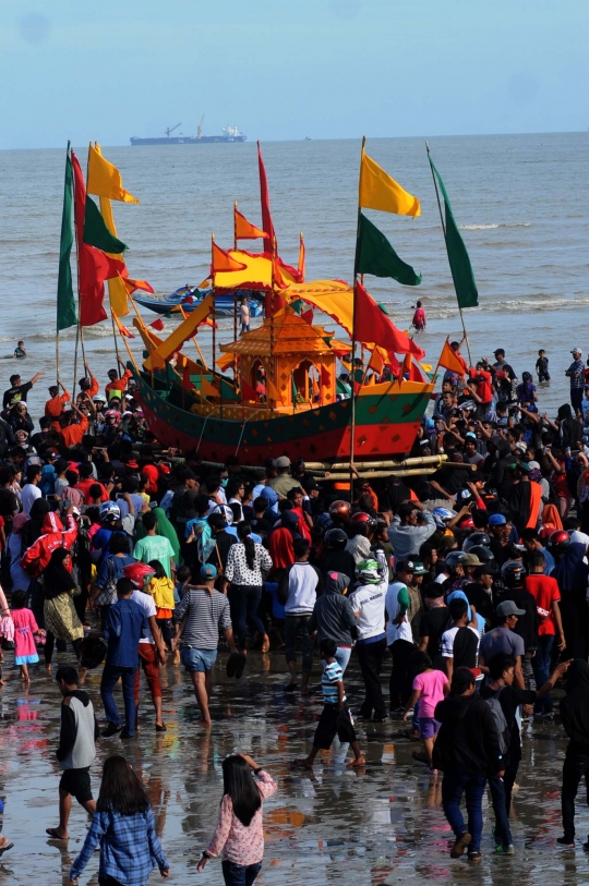 Tradisi pelepasan Padaw Tuju Dulung di Festival Iraw Tengkayu