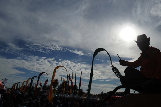 Tradisi pelepasan Padaw Tuju Dulung di Festival Iraw Tengkayu