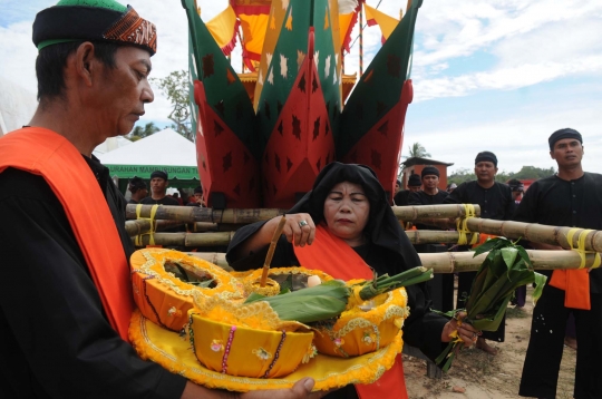 Tradisi pelepasan Padaw Tuju Dulung di Festival Iraw Tengkayu