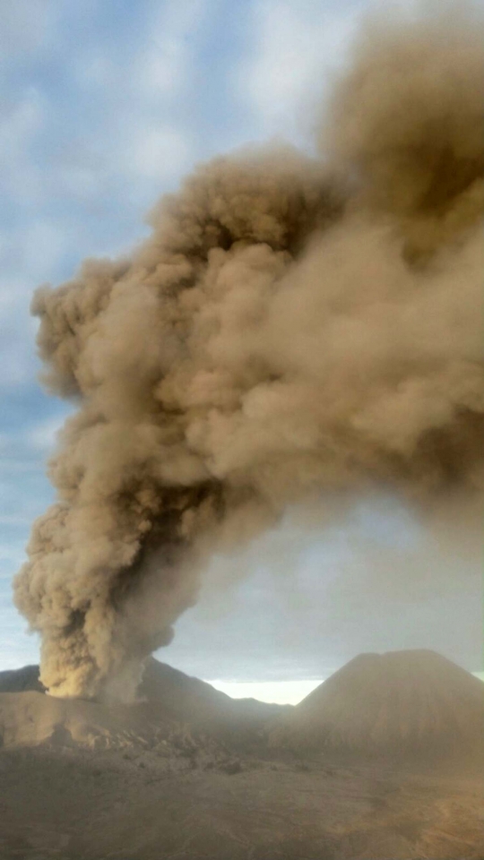 Menengok kawasan wisata Gunung Bromo terus dihujani abu vulkanik