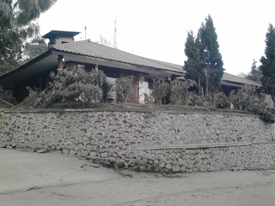 Menengok kawasan wisata Gunung Bromo terus dihujani abu vulkanik