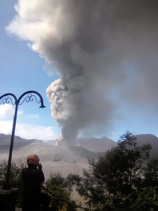 Menengok kawasan wisata Gunung Bromo terus dihujani abu vulkanik