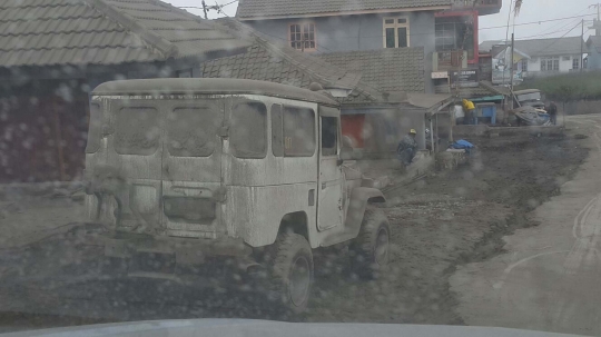 Menengok kawasan wisata Gunung Bromo terus dihujani abu vulkanik