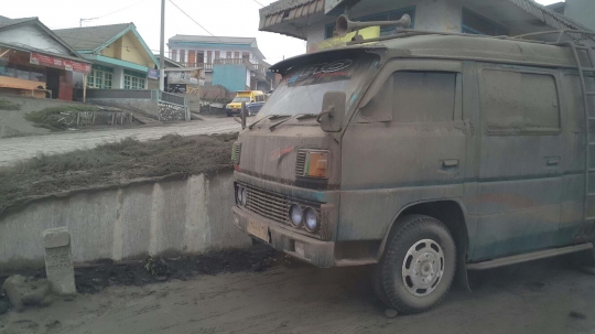 Menengok kawasan wisata Gunung Bromo terus dihujani abu vulkanik