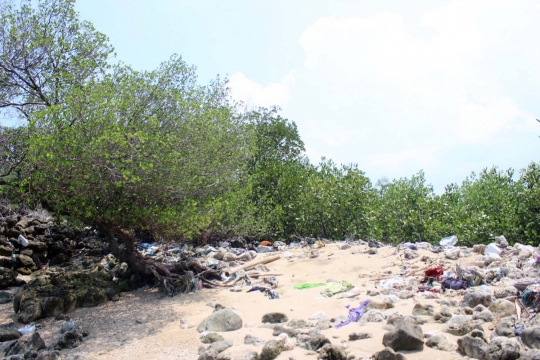 Keindahan Pantai Kutang yang namanya bikin pengujung penasaran