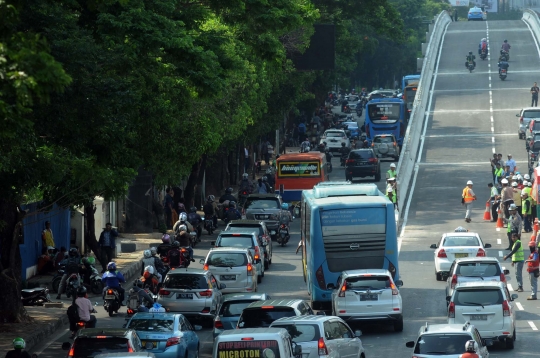 Flyover perempatan Kuningan diuji coba