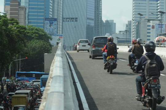 Flyover perempatan Kuningan diuji coba