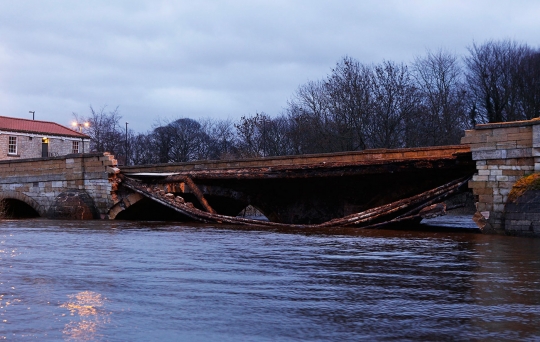 Jembatan berusia 3 abad di Inggris ini ambruk dihantam banjir