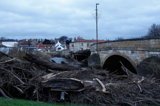 Jembatan berusia 3 abad di Inggris ini ambruk dihantam banjir