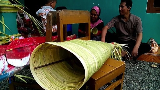 Ini terompet Tahun Baru bikinan Banyumas dari bahan daun kelapa