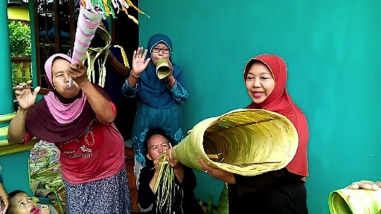 Ini terompet Tahun Baru bikinan Banyumas dari bahan daun kelapa