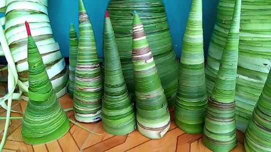 Ini terompet Tahun Baru bikinan Banyumas dari bahan daun kelapa