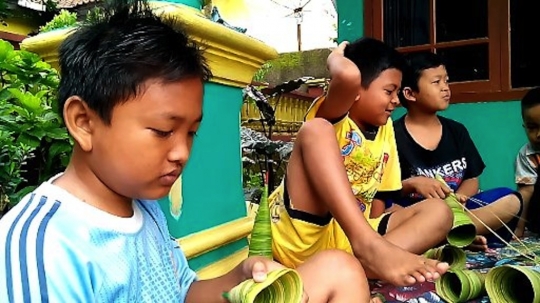 Ini terompet Tahun Baru bikinan Banyumas dari bahan daun kelapa