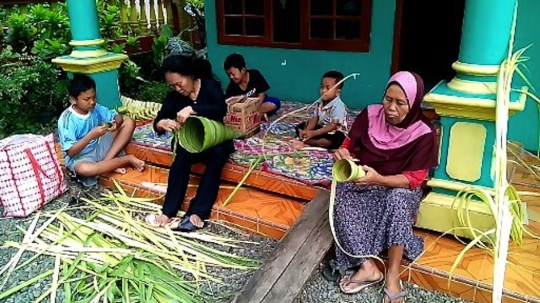 Ini terompet Tahun Baru bikinan Banyumas dari bahan daun kelapa