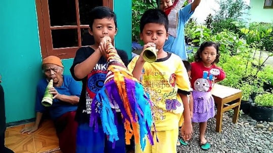 Ini terompet Tahun Baru bikinan Banyumas dari bahan daun kelapa