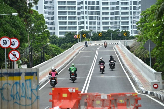 Belum resmi dibuka, pengendara bebas berkeliaran di flyover Senayan