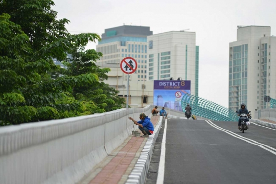 Belum resmi dibuka, pengendara bebas berkeliaran di flyover Senayan